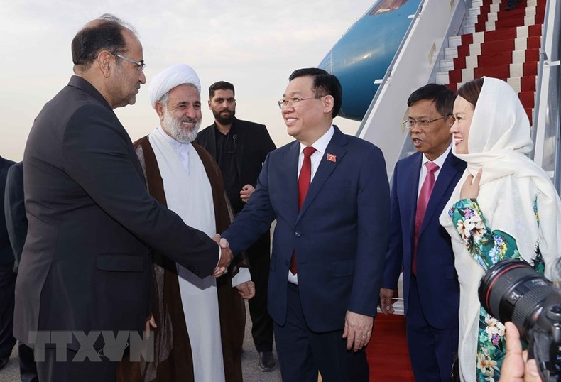 Altos funcionarios del país anfitrión recibieron al Presidente del Legislativo vietnamita en el aeropuerto. Altos funcionarios del país anfitrión recibieron al Presidente del Legislativo vietnamita en el aeropuerto.