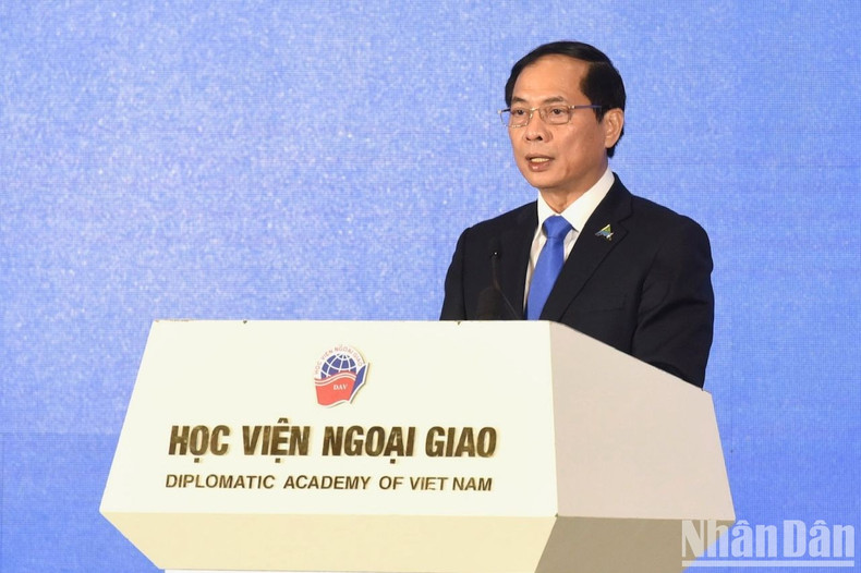 El Ministro de Asuntos Exteriores vietnamita, Bui Thanh Son, interviene en la sesión inaugural del Foro. El Ministro de Asuntos Exteriores vietnamita, Bui Thanh Son, interviene en la sesión inaugural del Foro.