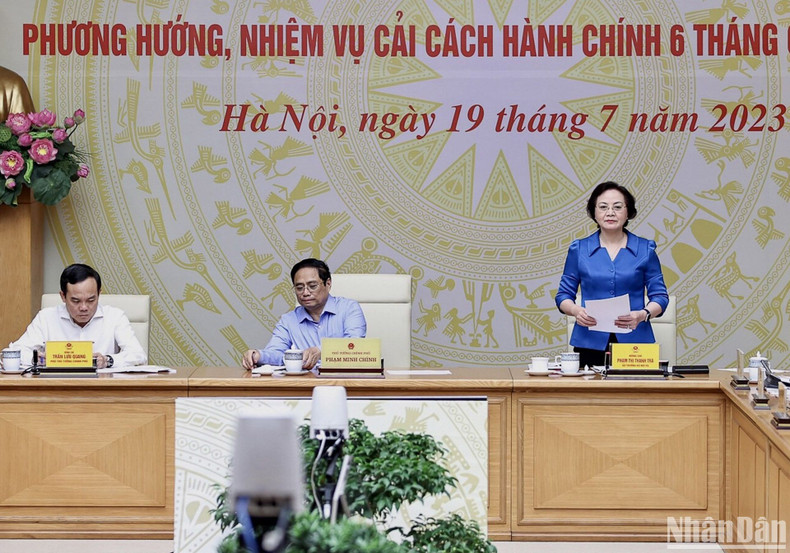 La ministra del Interior y también presidenta permanente del Comité Directivo para la Reforma Administrativa, Pham Thi Thanh Ha, informa sobre los trabajos en los primeros seis meses de 2023. La ministra del Interior y también presidenta permanente del Comité Directivo para la Reforma Administrativa, Pham Thi Thanh Ha, informa sobre los trabajos en los primeros seis meses de 2023.