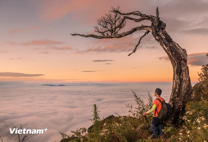 Al conquistar la ruta Lao Than, los visitantes deben programar un horario razonable para poder apreciar el amanecer y el atardecer en este destino, donde el sol sale primero y se oculta más tarde en la comuna de Y Ty, provincia de Lao Cai.