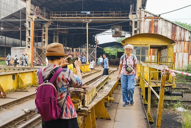 La fábrica de trenes Gia Lam constituye un punto destacado del Festival de Diseño Creativo de Hanoi 2023. Sus talleres y vagones se convierten en espacios para las exposiciones, atrayendo a muchos visitantes. La fábrica de trenes Gia Lam constituye un punto destacado del Festival de Diseño Creativo de Hanoi 2023. Sus talleres y vagones se convierten en espacios para las exposiciones, atrayendo a muchos visitantes.