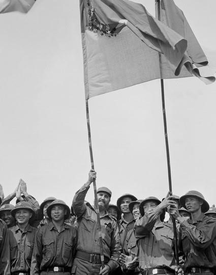 Fidel Castro ondea la victoriosa bandera de la brigada de Khe Sanh del Ejército de Liberación de Tri Thien-Hue, durante su visita a la zona liberada de Vietnam del Sur, el 15 de septiembre de 1973. (Fotografía: VNA) Fidel Castro ondea la victoriosa bandera de la brigada de Khe Sanh del Ejército de Liberación de Tri Thien-Hue, durante su visita a la zona liberada de Vietnam del Sur, el 15 de septiembre de 1973. (Fotografía: VNA)