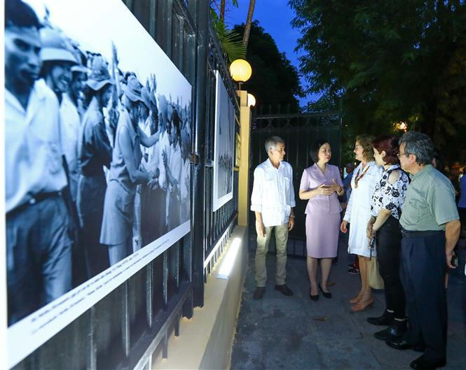La directora general de la Agencia de Noticias de Vietnam, Vu Viet Trang (traje morado), con delegados vietnamitas y cubanos en la exposición fotográfica "Gran Victoria de Cuba y Vietnam". (Fotografía: VNA) La directora general de la Agencia de Noticias de Vietnam, Vu Viet Trang (traje morado), con delegados vietnamitas y cubanos en la exposición fotográfica "Gran Victoria de Cuba y Vietnam". (Fotografía: VNA)