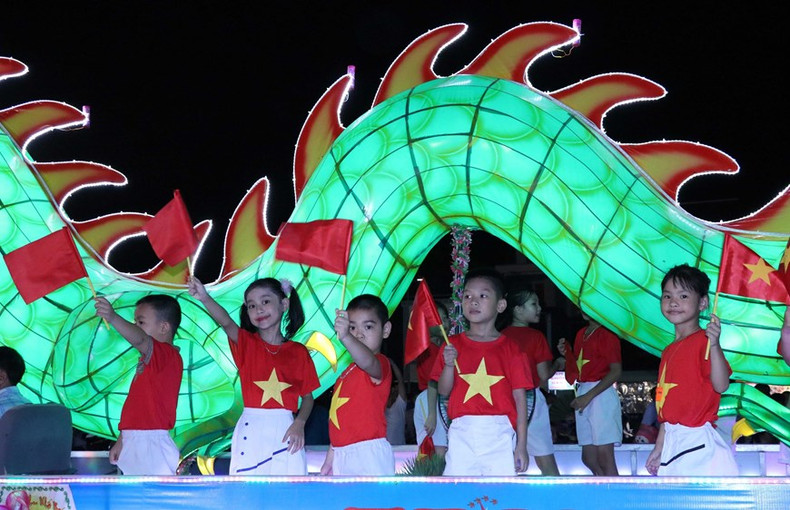Los niños disfrutan de los modelos gigantes de linternas del Festival del Medio Otoño que desfilan por las calles de Tuyen Quang. Los niños disfrutan de los modelos gigantes de linternas del Festival del Medio Otoño que desfilan por las calles de Tuyen Quang.