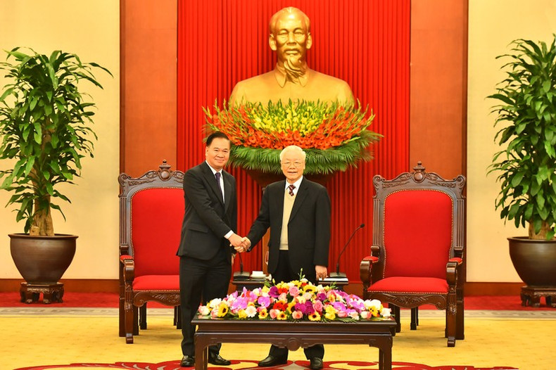 El secretario general del Partido de Vietnam, Nguyen Phu Trong, y el secretario del Comité Central y jefe de la Oficina de ese órgano rector del Partido Popular Revolucionario de Laos, Thongsalith Mangnomek.