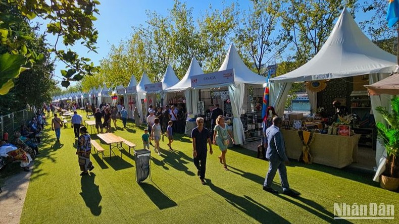 Más de 50 países participan en el evento culinario. Más de 50 países participan en el evento culinario.