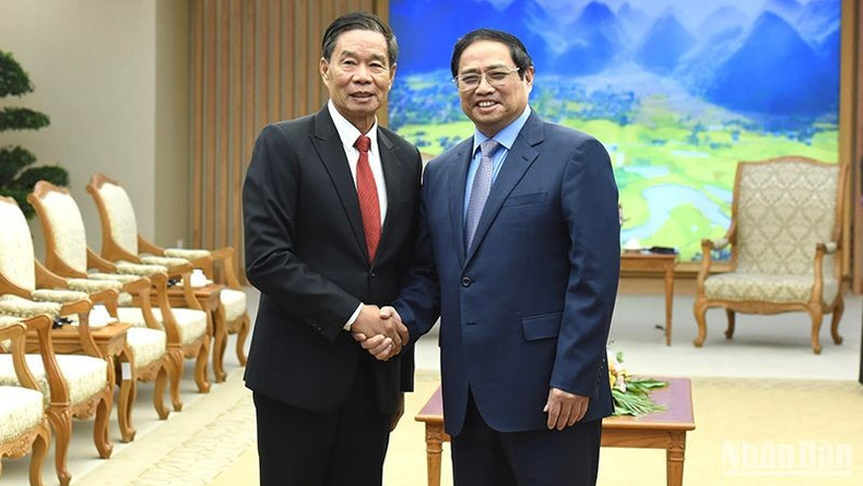 El primer ministro vietnamita Pham Minh Chinh recibe al presidente del Comité Central del Frente de Construcción Nacional de Laos, Sinlavong Khoutphaythoune. El primer ministro vietnamita Pham Minh Chinh recibe al presidente del Comité Central del Frente de Construcción Nacional de Laos, Sinlavong Khoutphaythoune.