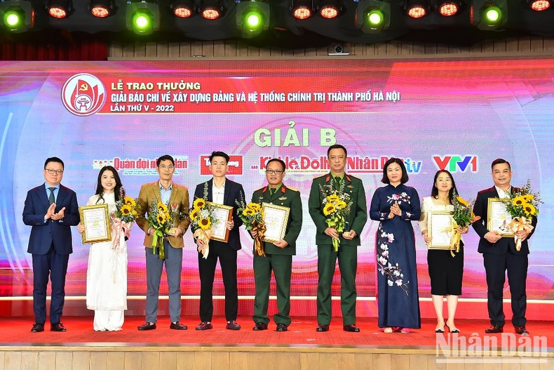Le Quoc Minh y Nguyen Thi Tuyen entregan premios B a otros autores. Le Quoc Minh y Nguyen Thi Tuyen entregan premios B a otros autores.