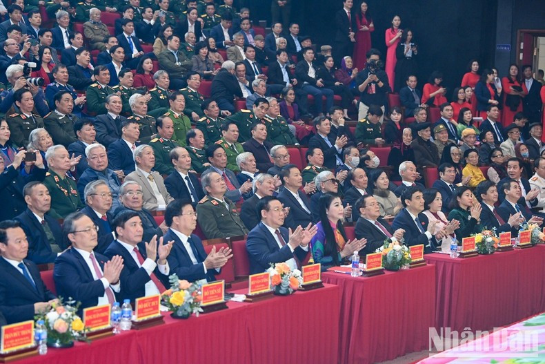 El presidente de la Asamblea Nacional Vuong Dinh Hue, junto a líderes y exdirigentes del Partido y Gobierno, en la ceremonia. El presidente de la Asamblea Nacional Vuong Dinh Hue, junto a líderes y exdirigentes del Partido y Gobierno, en la ceremonia.