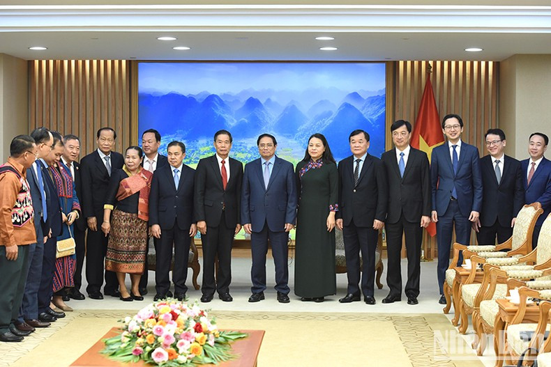 Pham Minh Chinh y Sinlavong Khoutphaythoune, junto con los delegados de ambos países. Pham Minh Chinh y Sinlavong Khoutphaythoune, junto con los delegados de ambos países.