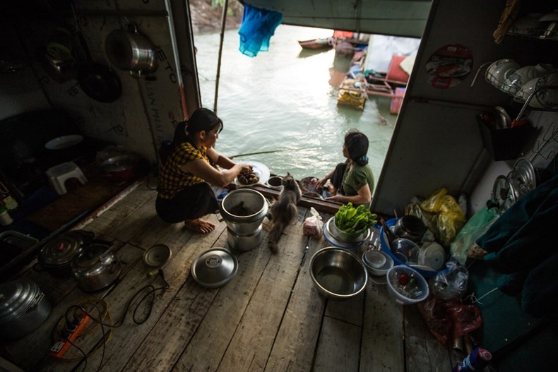 Dentro de la cocina de un hogar del pueblo pesquero. Dentro de la cocina de un hogar del pueblo pesquero.