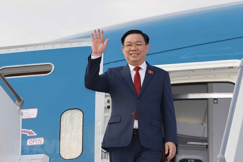 El presidente de la Asamblea Nacional de Vietnam, Vuong Dinh Hue, llega al aeropuerto Mehrabad, Teherán. El presidente de la Asamblea Nacional de Vietnam, Vuong Dinh Hue, llega al aeropuerto Mehrabad, Teherán.