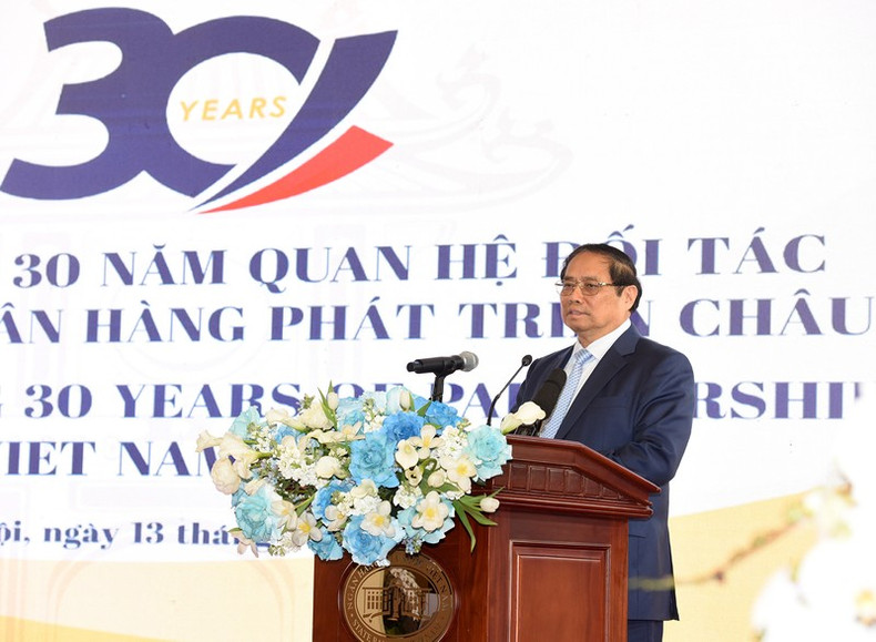 El primer ministro Pham Minh Chinh espera que el BAD continúe apoyando a Vietnam en términos de capital, tecnología, desarrollo institucional, mejora de la capacidad de gobernanza, capacitación de recursos humanos y asesoramiento político.