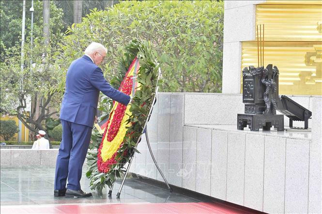 El presidente alemán, Frank-Walter Steinmeier, coloca ofrenda de flores en el Monumento dedicado a los caídos por la Patria en la calle de Bac Son. (Fotografía: VNA)