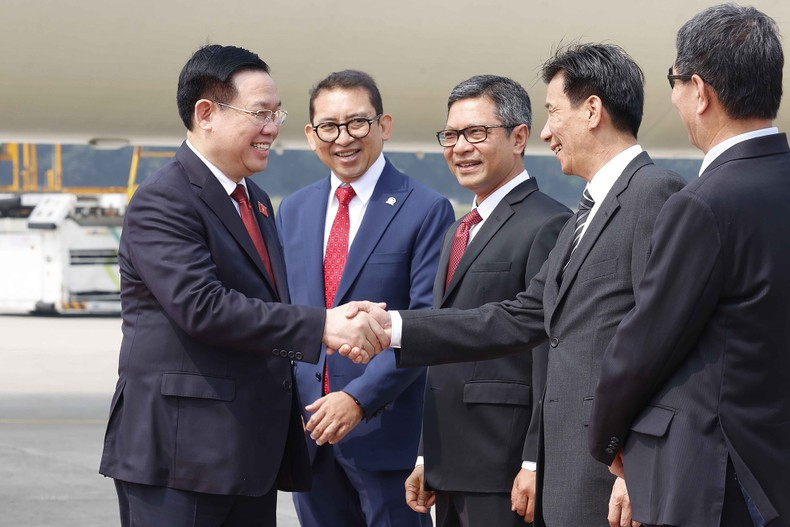 El embajador de Vietnam en Indonesia, Ta Van Thong, da la bienvenida al presidente de la Asamblea Nacional, Vuong Dinh Hue, en el Aeropuerto Internacional Soekarno Hatta, Yakarta. (Fotografía: VNA) El embajador de Vietnam en Indonesia, Ta Van Thong, da la bienvenida al presidente de la Asamblea Nacional, Vuong Dinh Hue, en el Aeropuerto Internacional Soekarno Hatta, Yakarta. (Fotografía: VNA)