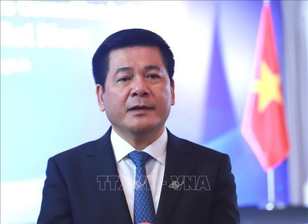 El ministro de Industria y Comercio, Nguyen Hong Dien, concede una entrevista con la Agencia Vietnamita de Noticias. (Fotografía: VNA)