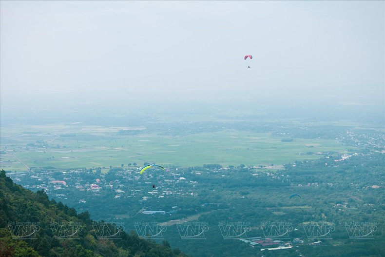En la montaña Chua Chan se organizan regularmente viajes en parapente. En la montaña Chua Chan se organizan regularmente viajes en parapente.