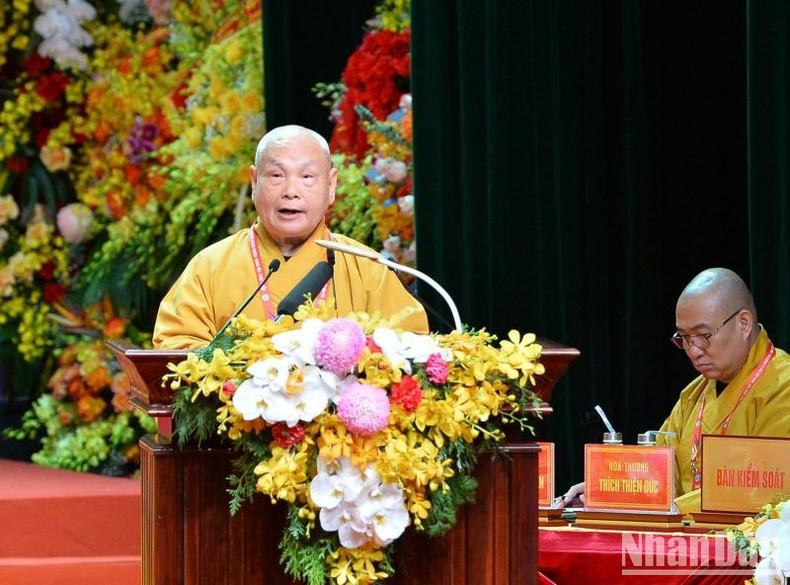 El presente del Consejo Administrativo de la Sangha Budista de Vietnam, venerable Thich Thien Nhon, lee el discurso inaugural del evento. El presente del Consejo Administrativo de la Sangha Budista de Vietnam, venerable Thich Thien Nhon, lee el discurso inaugural del evento.