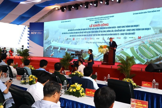 El presidente de la Junta Directiva de la Corporación de Aeropuertos de Vietnam (AVC), Lai Xuan Thanh, interviene en la ceremonia de arranque del proyecto. El presidente de la Junta Directiva de la Corporación de Aeropuertos de Vietnam (AVC), Lai Xuan Thanh, interviene en la ceremonia de arranque del proyecto.