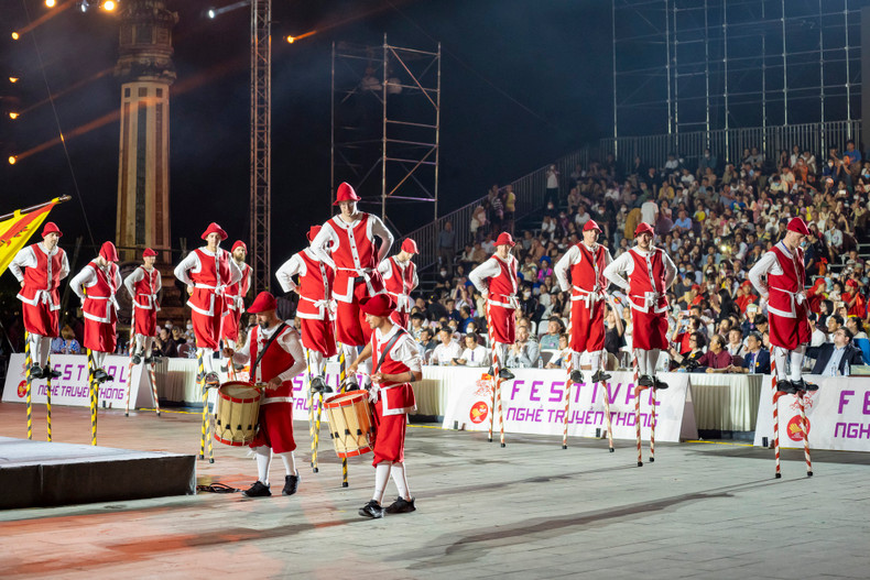 Espectáculo sobre zancos de la delegación belga. Espectáculo sobre zancos de la delegación belga.