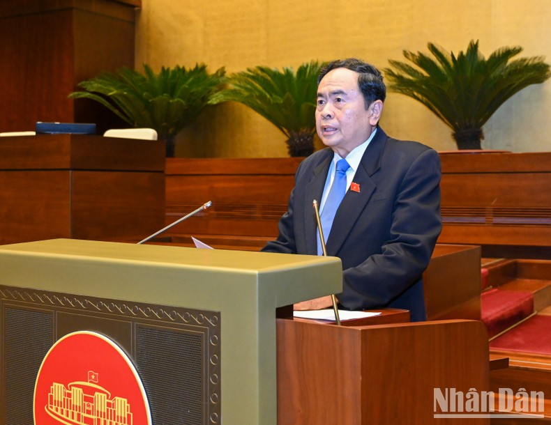 El vicepresidente permanente de la Asamblea Nacional Tran Thanh Man interviene en la conferencia.
