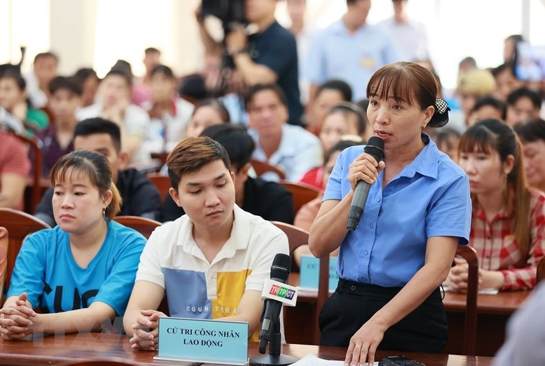 En nombre de los votantes, Nguyen Thi Hoa habla en la reunión. En nombre de los votantes, Nguyen Thi Hoa habla en la reunión.