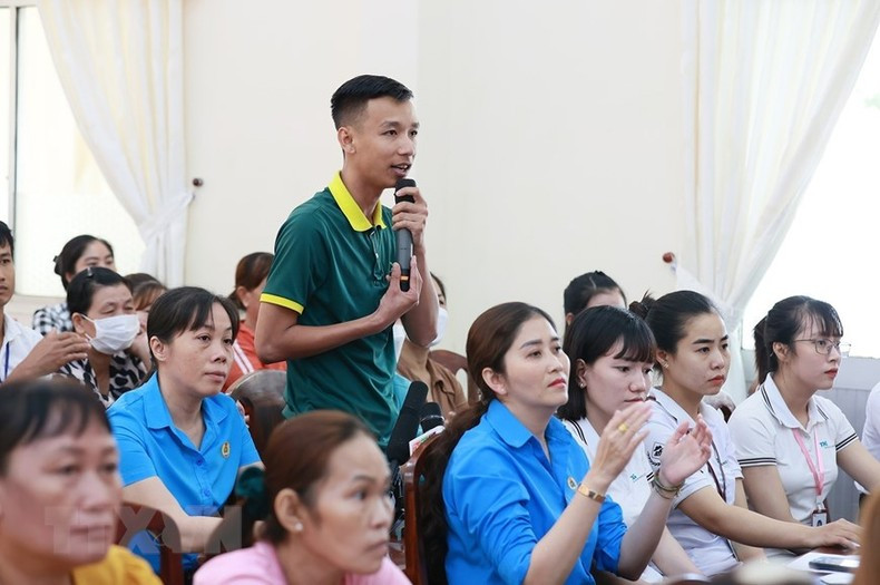 El votante Tran Thanh Duy habla en el evento. El votante Tran Thanh Duy habla en el evento.