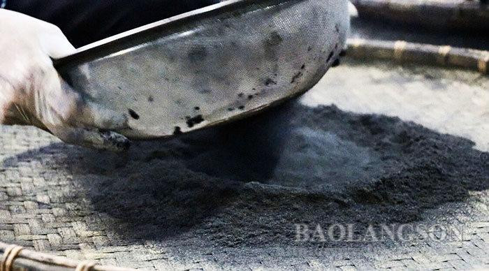 El principal ingrediente, la singularidad de Banh Chung Den, es la ceniza de paja de arroz glutinoso. En octubre de cada año, o la temporada invernal de arroz, la familia de Thi Chuyen seca los tallos de arroz, luego los reduce a cenizas y los almacena con cuidado. Más tarde tamizan los residuos para lograr una textura más suave. El principal ingrediente, la singularidad de Banh Chung Den, es la ceniza de paja de arroz glutinoso. En octubre de cada año, o la temporada invernal de arroz, la familia de Thi Chuyen seca los tallos de arroz, luego los reduce a cenizas y los almacena con cuidado. Más tarde tamizan los residuos para lograr una textura más suave.