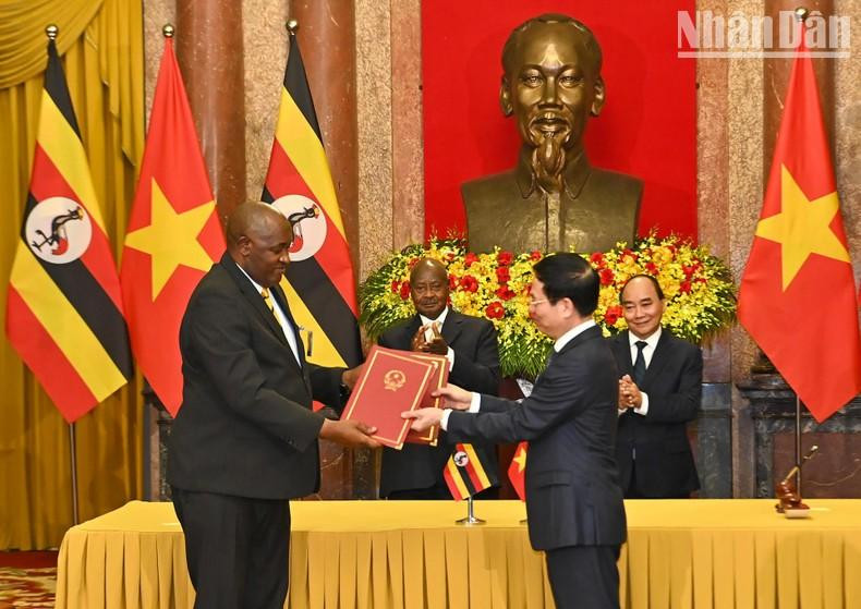 La rúbrica del Memorándum de Entendimiento sobre cooperación en el campo de información y comunicación. La rúbrica del Memorándum de Entendimiento sobre cooperación en el campo de información y comunicación.