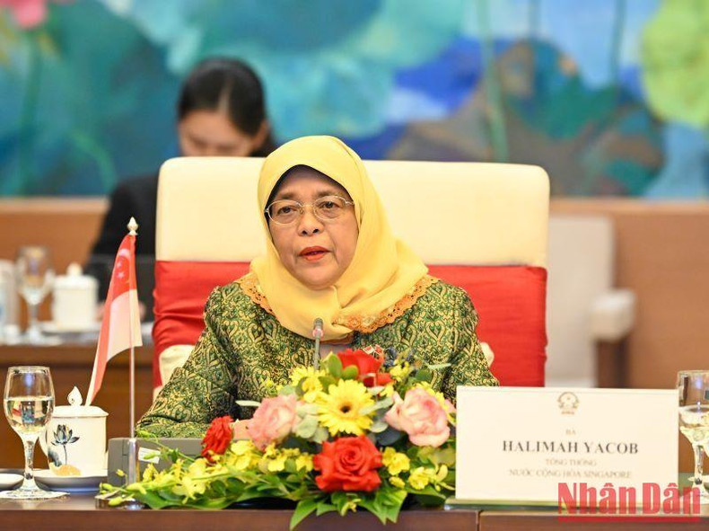 La presidenta Halimah Yacob interviene en el encuentro.