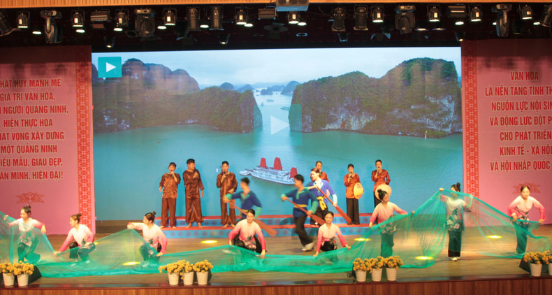 Espectáculo del arte Cheo de la delegación de la ciudad de Ha Long. Espectáculo del arte Cheo de la delegación de la ciudad de Ha Long.