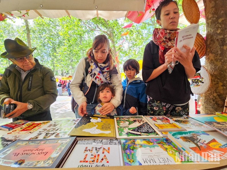 Se presentan varias obras literarias vietnamitas en el evento. (Fotografñia: Nhan Dan)