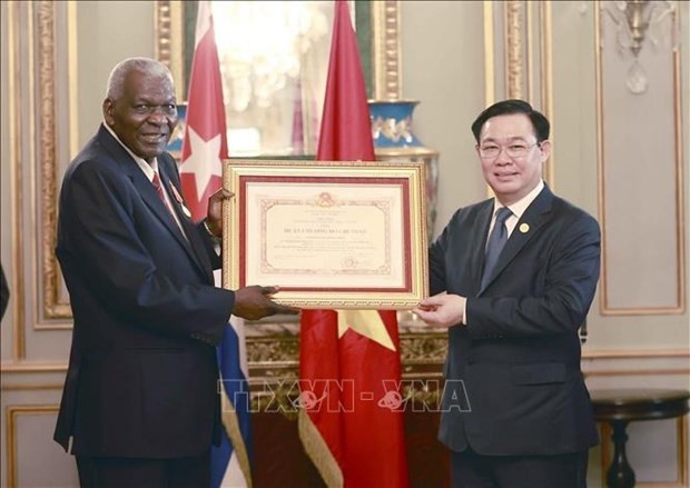 El presidente de la Asamblea Nacional de Vietnam, Vuong Dinh Hue, de visita oficial en Cuba, entrega la Orden Ho Chi Minh a su par anfitrión Esteban Lazo Hernández. (Fotografía: VNA)