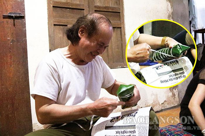 Después, los pasteles se envuelven en hojas de plátano con cordeles. Después, los pasteles se envuelven en hojas de plátano con cordeles.