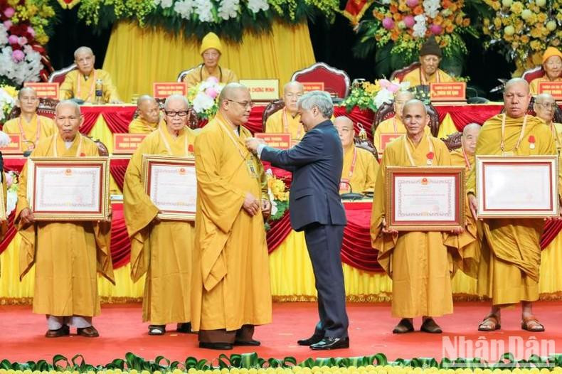 El presidente del Frente de la Patria Do Van Chien otorga la Medalla de Unidad Nacional para los 12 monjes destacados de la Sangha Budista. El presidente del Frente de la Patria Do Van Chien otorga la Medalla de Unidad Nacional para los 12 monjes destacados de la Sangha Budista.