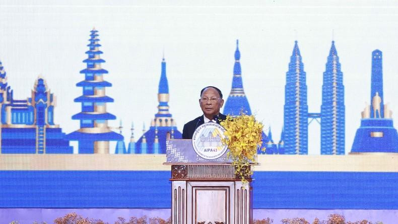El presidente del Parlamento de Camboya y también titular de AIPA-43, Heng Samrin, interviene en el evento.