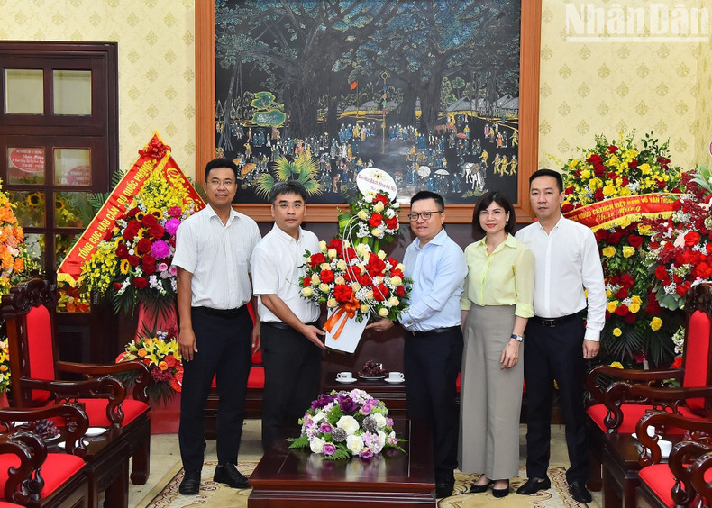 La delegación de la Universidad de Ciencia y Tecnología de Hanói felicita al periódico en la ocasión.