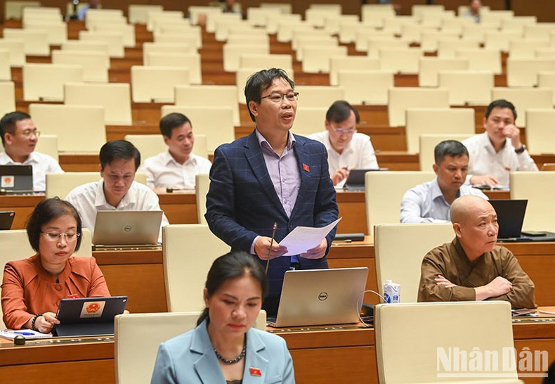 El representante de Hanoi, Do Duc Hong Ha, formula una pregunta. El representante de Hanoi, Do Duc Hong Ha, formula una pregunta.