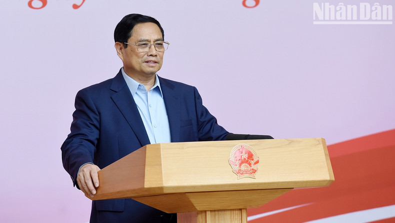 Pham Minh Chinh habla en el evento.