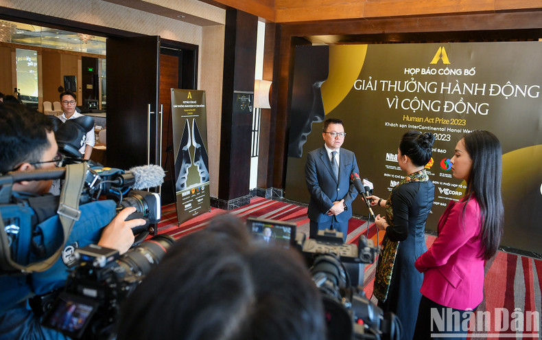 El presidente-editor de Nhan Dan, Le Quoc Minh, en una entrevista de la prensa sobre el Premio. El presidente-editor de Nhan Dan, Le Quoc Minh, en una entrevista de la prensa sobre el Premio.