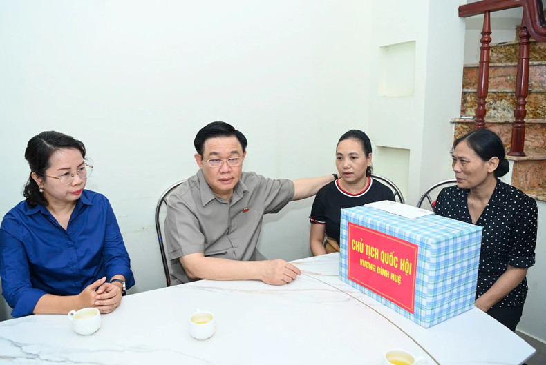 Vuong Dinh Hue entrega donativos a las familias.