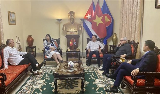 El embajador de Vietnam en Cuba, Le Thanh Tung, recibe a la miembro del Buró Politico y secretaria del Partido Comunista de Cuba en Artemisa, Gladys Martínez Verdecia. (Fotografía: VNA)