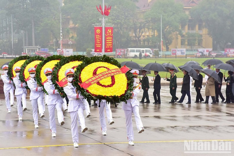 Líderes y exdirigentes del Partido y Gobierno visitan el Mausoleo del Presidente Ho Chi Minh. Líderes y exdirigentes del Partido y Gobierno visitan el Mausoleo del Presidente Ho Chi Minh.