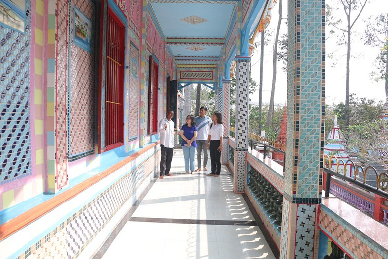 El pasillo del santuario principal del templo Sa Lon. El pasillo del santuario principal del templo Sa Lon.