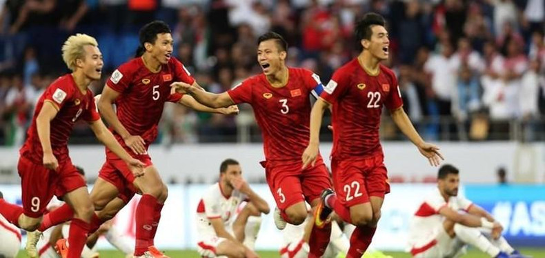 A principios de 2019, gracias al liderazgo de Park Hang-seo, el equipo del país indochino llegó a los cuartos de final en la Copa Asiática 2019, hasta que sucumbió ante Japón. A principios de 2019, gracias al liderazgo de Park Hang-seo, el equipo del país indochino llegó a los cuartos de final en la Copa Asiática 2019, hasta que sucumbió ante Japón.