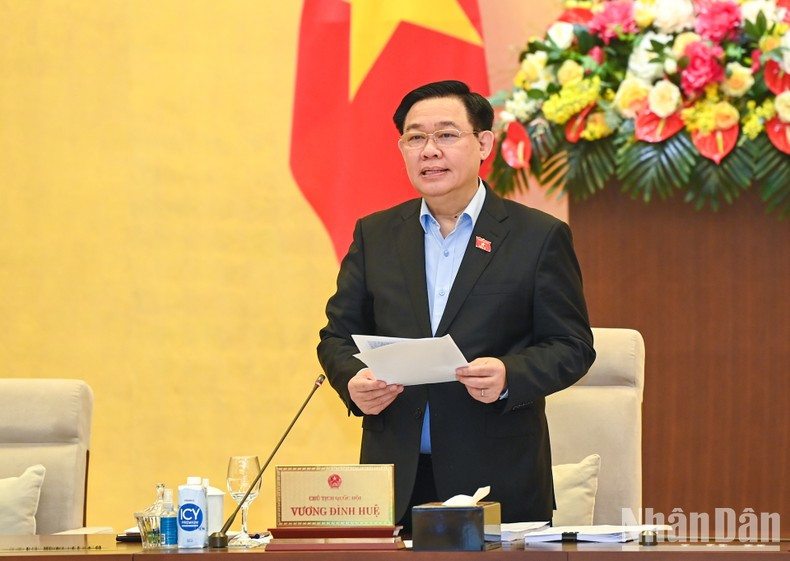 Vuong Dinh Hue pronuncia el discurso de apertura.
