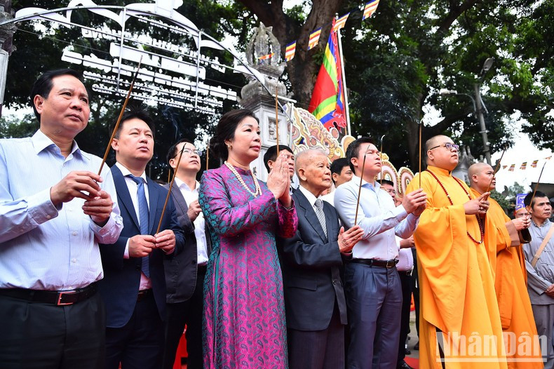 Los asistentes ofrecen inciensos en el Festival. Los asistentes ofrecen inciensos en el Festival.