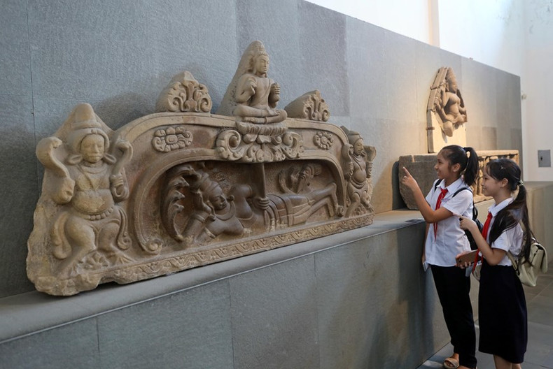 Estudiantes de Da Nang aprenden sobre el relieve de Brahma, reconocido como Tesoro Nacional en 2024.