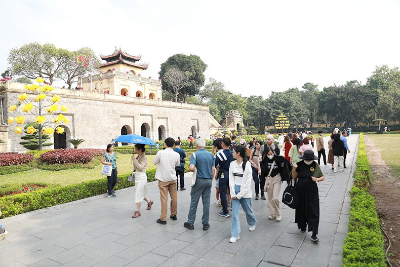 La antigua ciudadela de Thang Long también recibe a una gran flujo de visitantes. La antigua ciudadela de Thang Long también recibe a una gran flujo de visitantes.