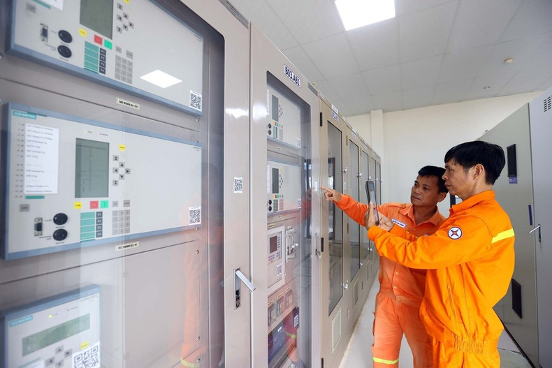 Uso de un dispositivo inteligente para escanear el código QR en la estación transformadora de Pleiku.